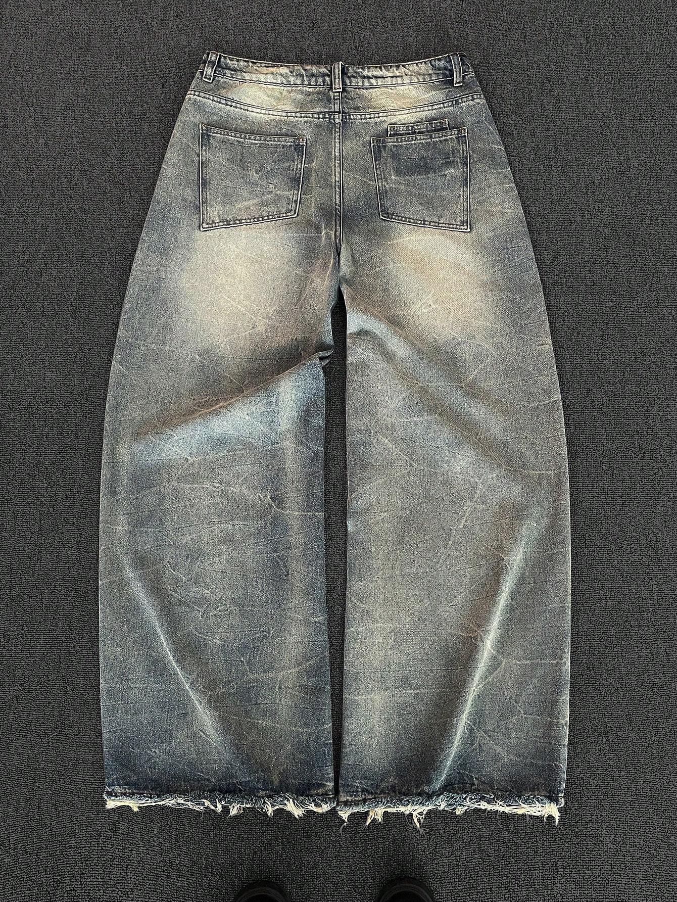 niebieskie spodnie jeans