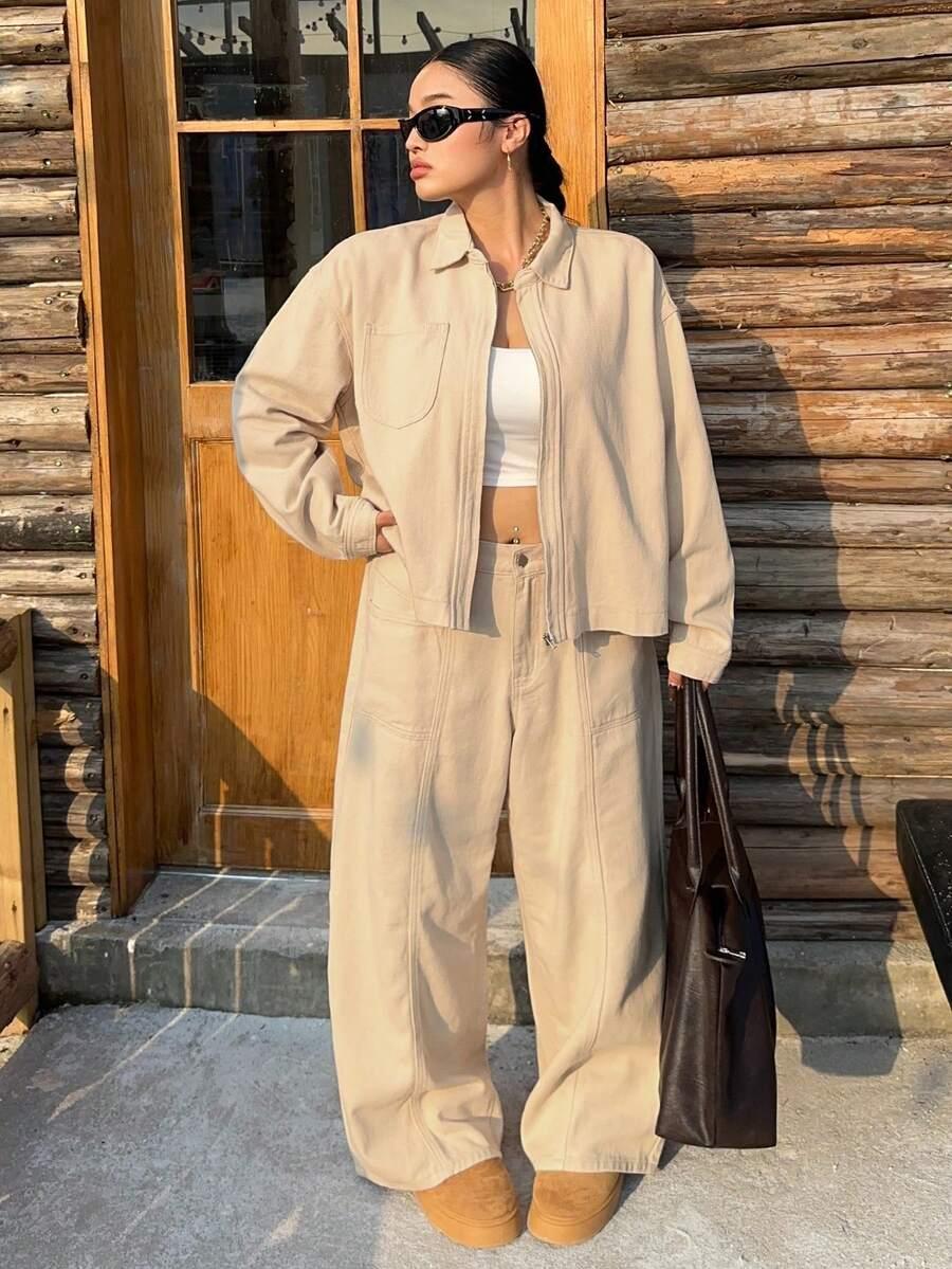 beżowe spodnie jeans