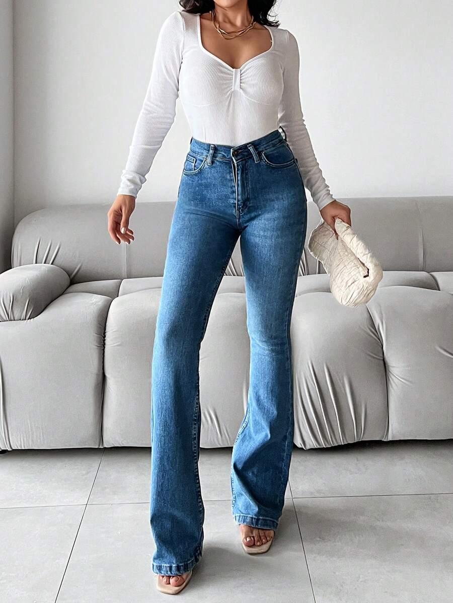 niebieskie spodnie jeans