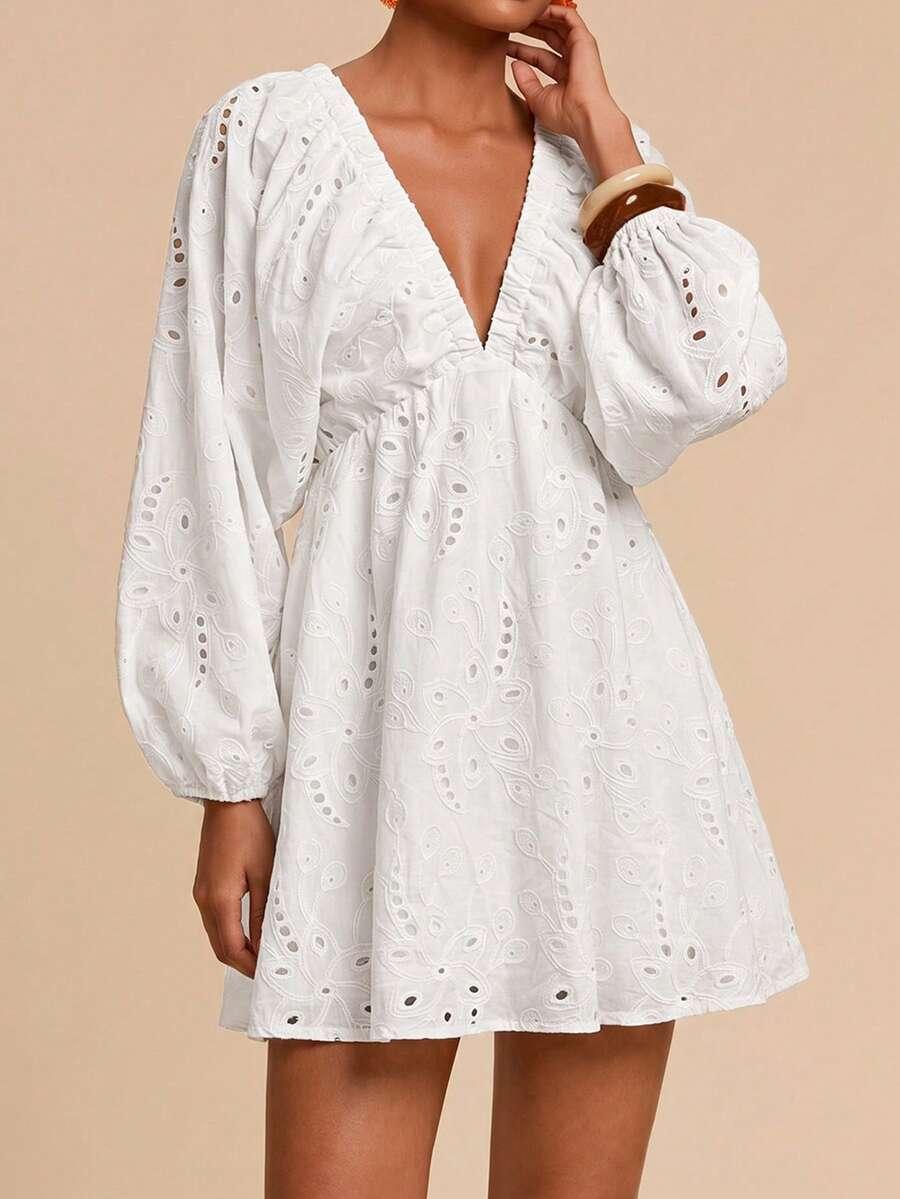 biała mini sukienka z długim rękawem v-neck