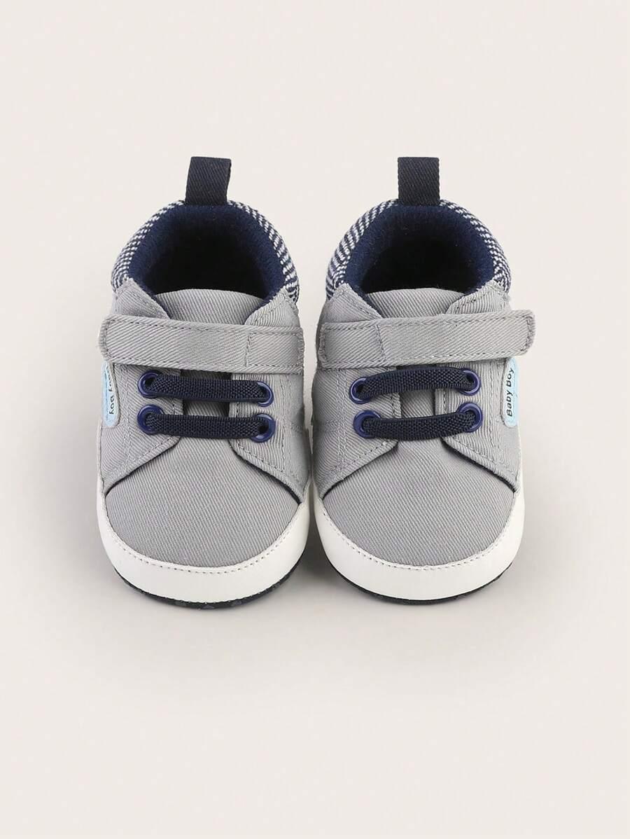 szare buty sportowe