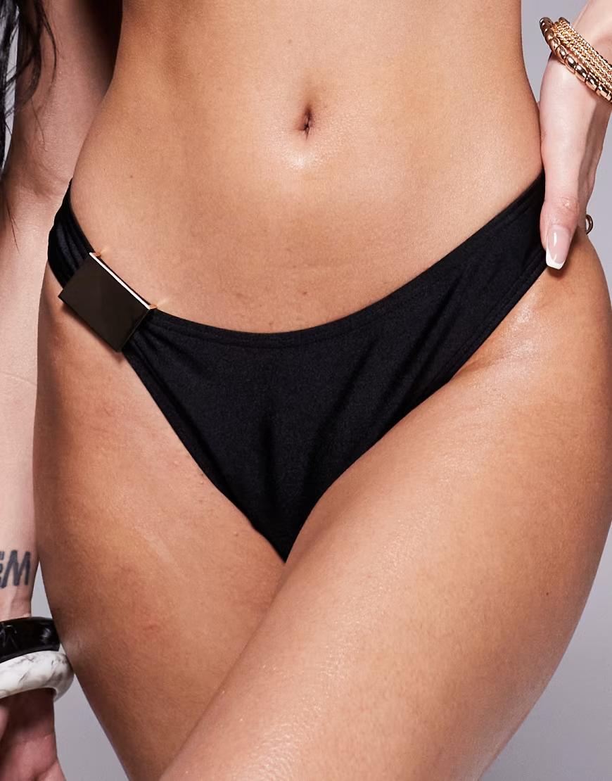 CZARNY DÓŁ OD BIKINI ZE ZŁOTYM ELEMENTEM