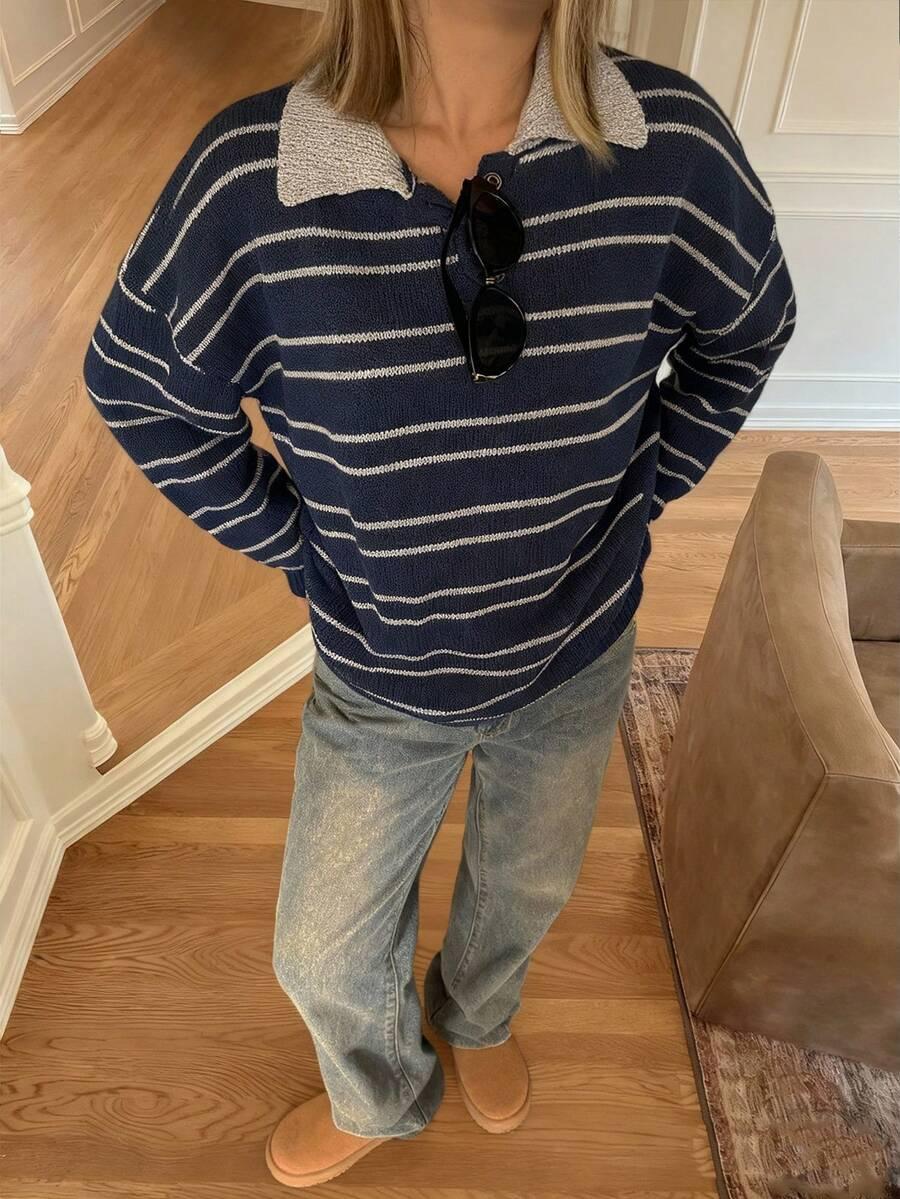 granatowy sweter wzór paski