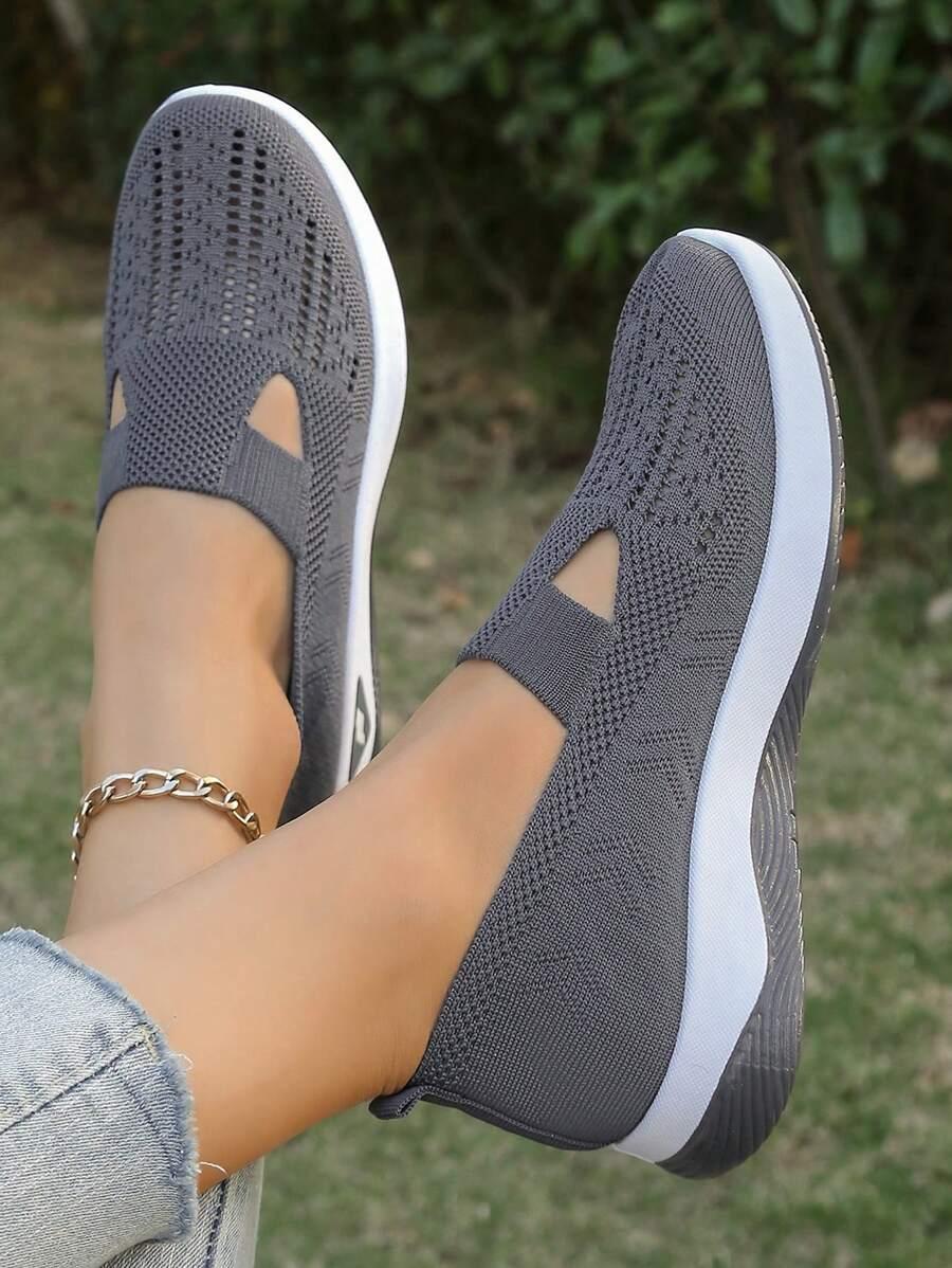 szare buty sportowe