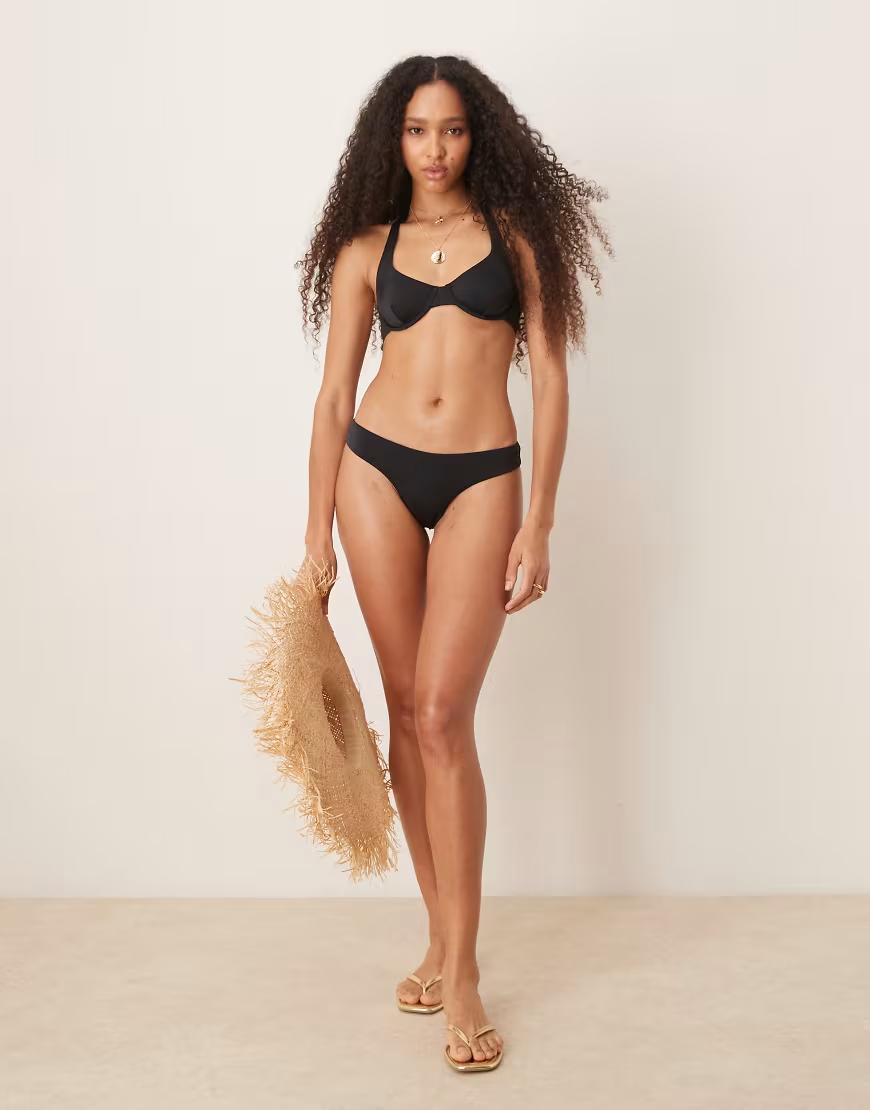 Czarna góra od bikini