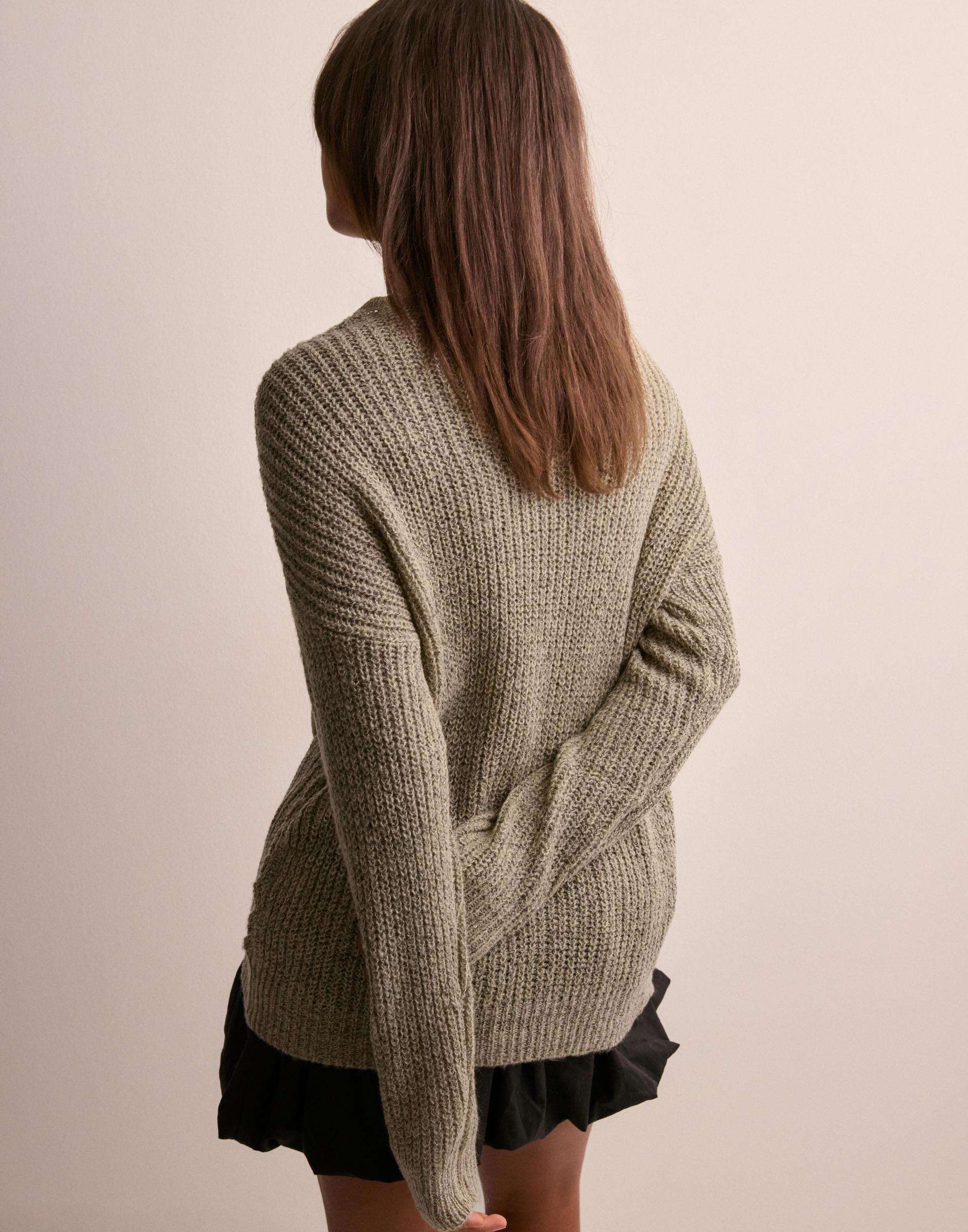 beżowy sweter z długim rękawem v-neck