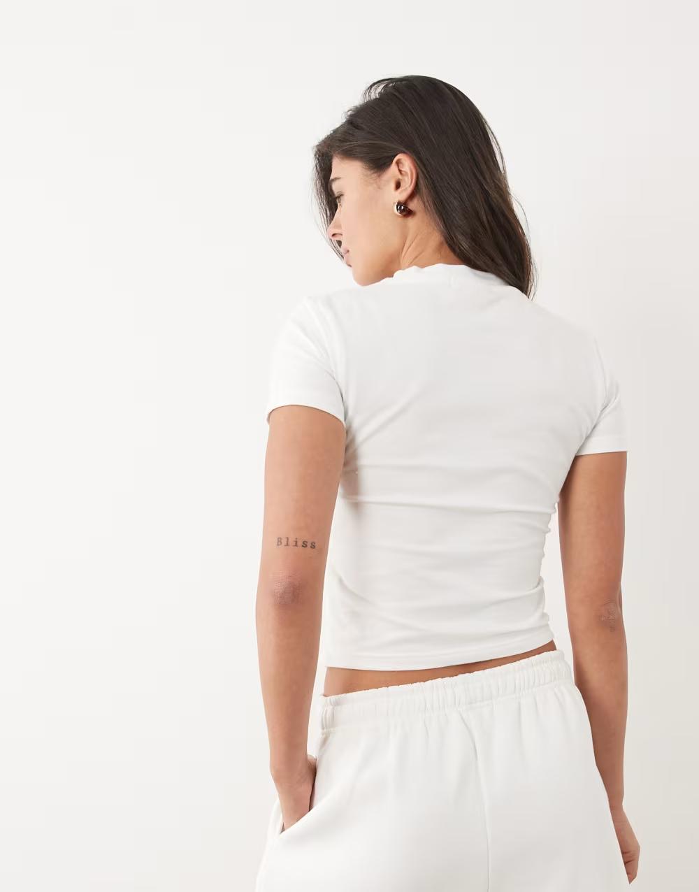 BIAŁY T-SHIRT OKRĄGŁY DEKOLT LOGO