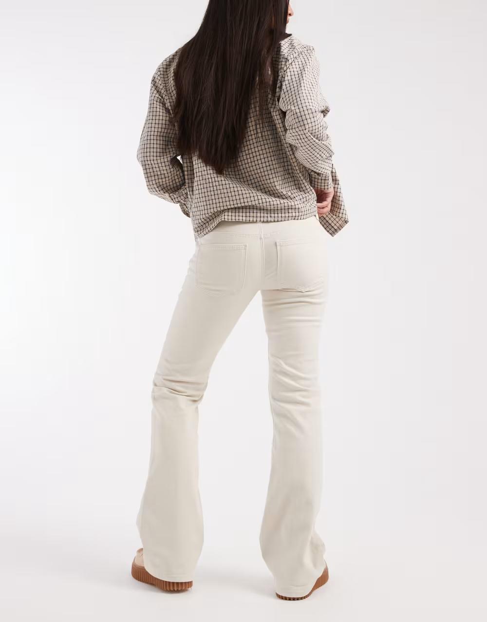 beżowe proste spodnie jeans