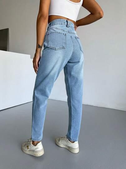 niebieskie spodnie jeans