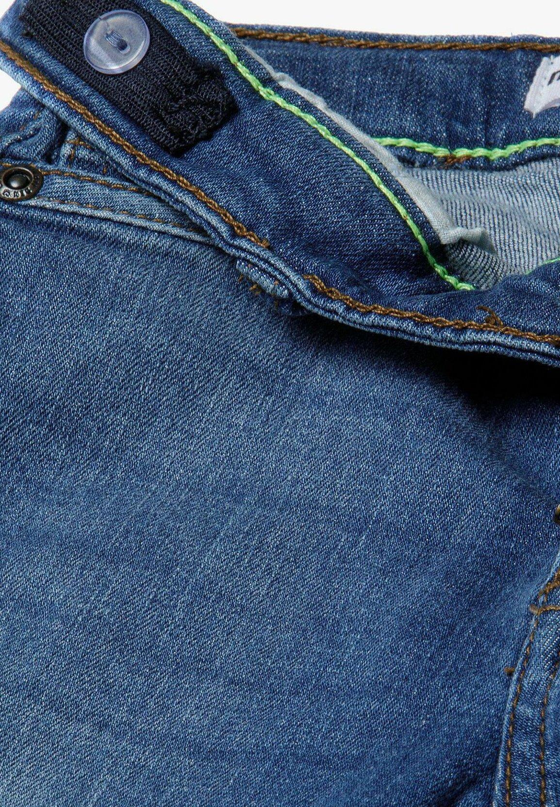 przecierane spodnie rurki jeansy