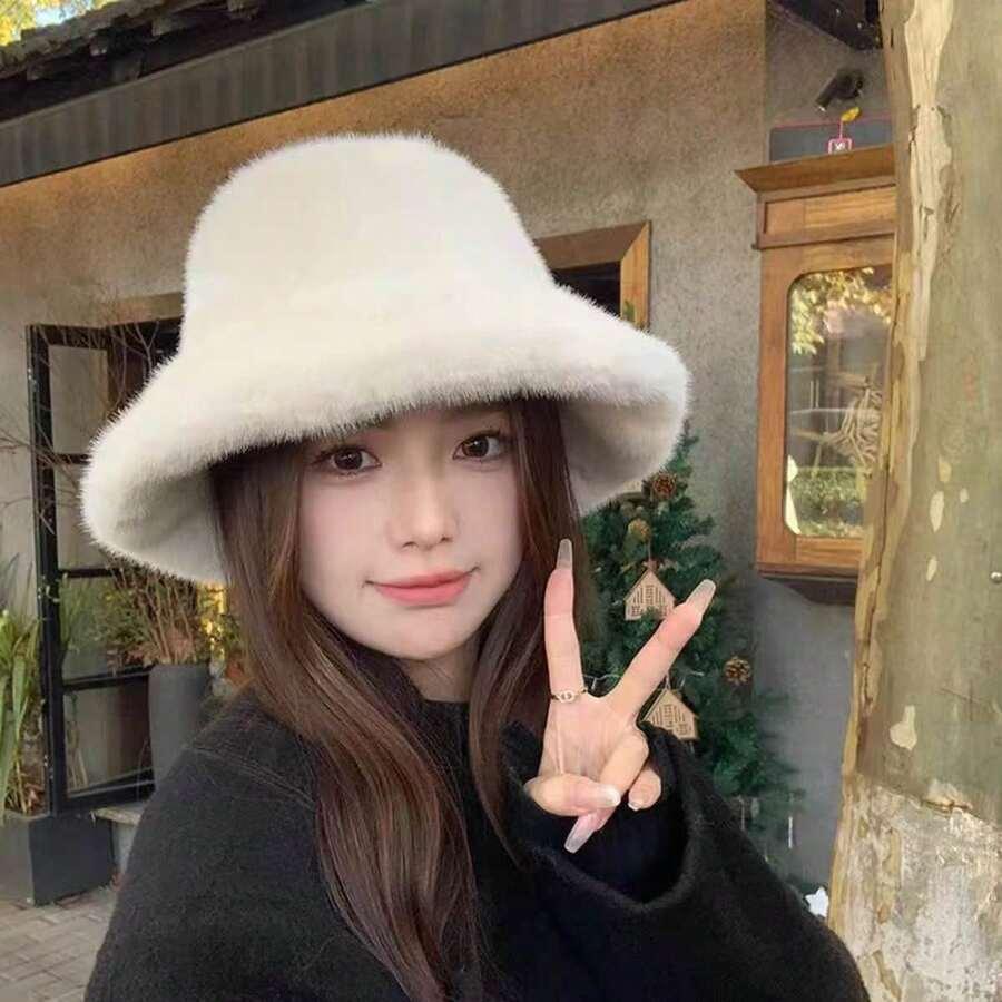 biała czapka zimowa bucket