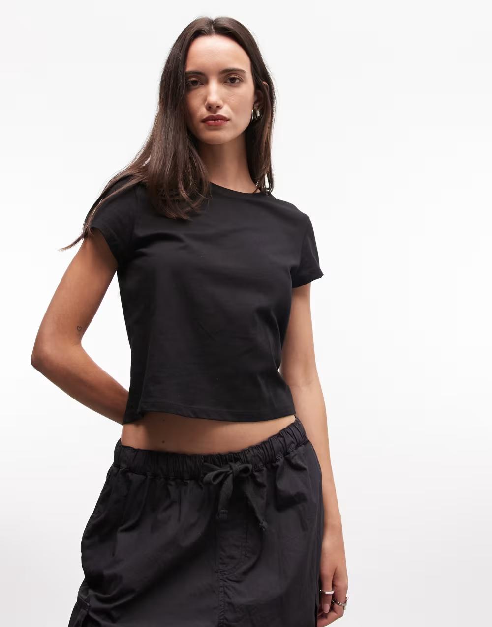 czarny t-shirt z krótkim rękawem okrągły dekolt