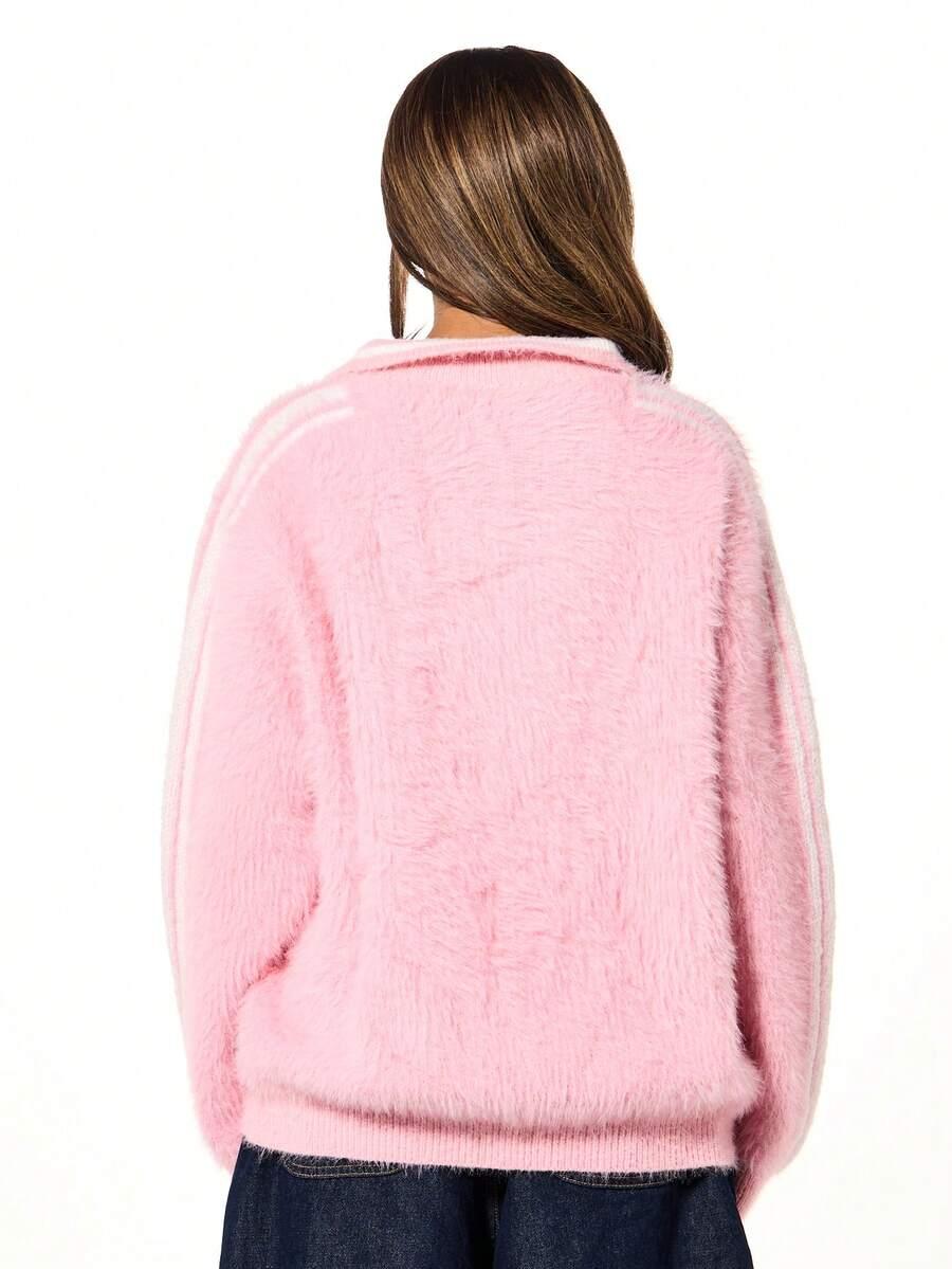 różowy sweter kołnierz