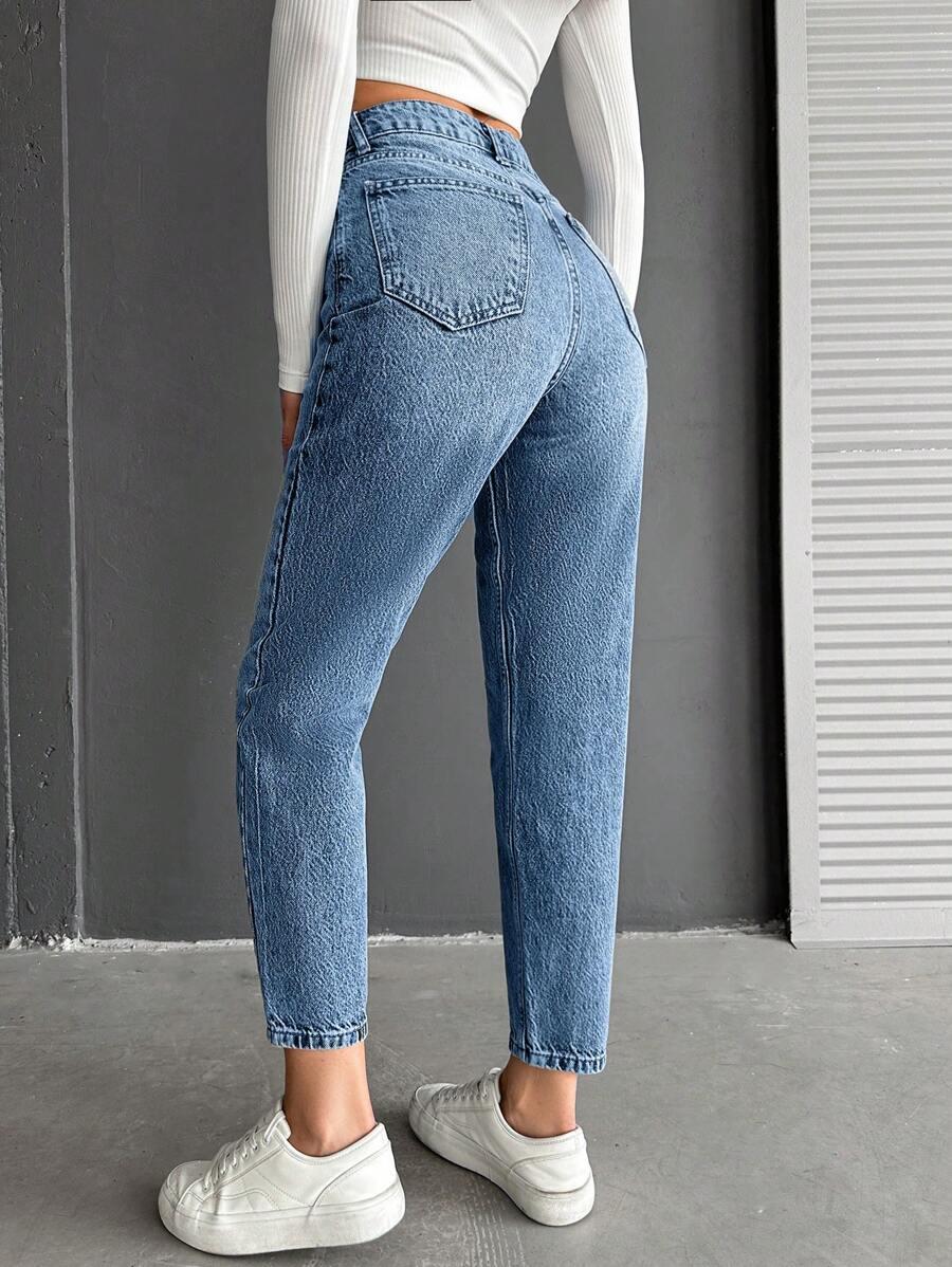 niebieskie spodnie jeans