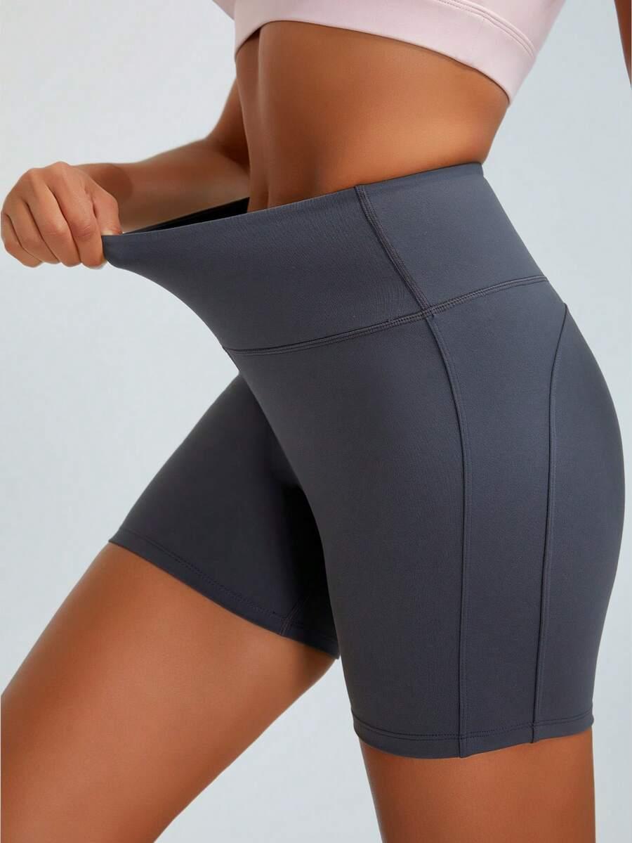 szare krótkie legginsy