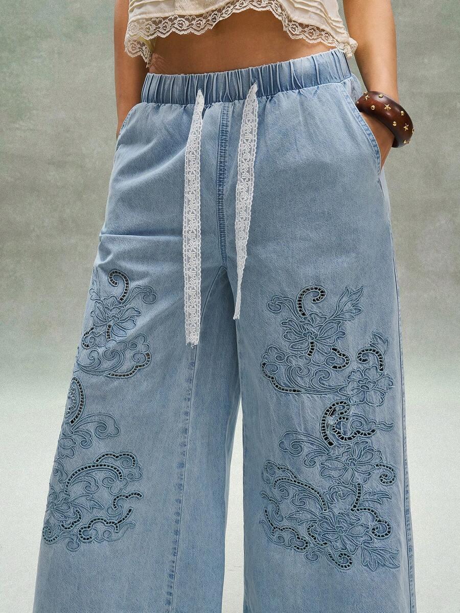 niebieskie spodnie jeans