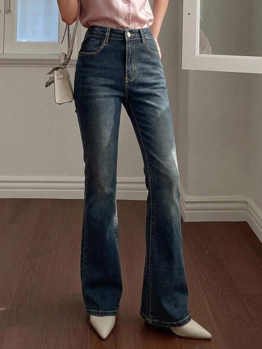 niebieskie spodnie jeans
