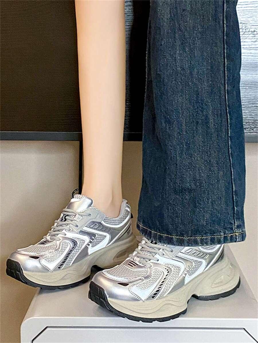 sznurowane buty sportowe