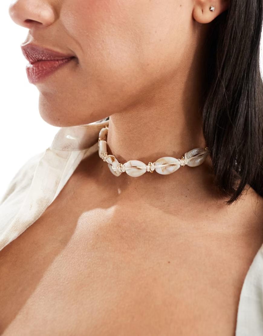 NASZYJNIK TYPU CHOKER ZE SZTUCZNYCH MUSZELEK 