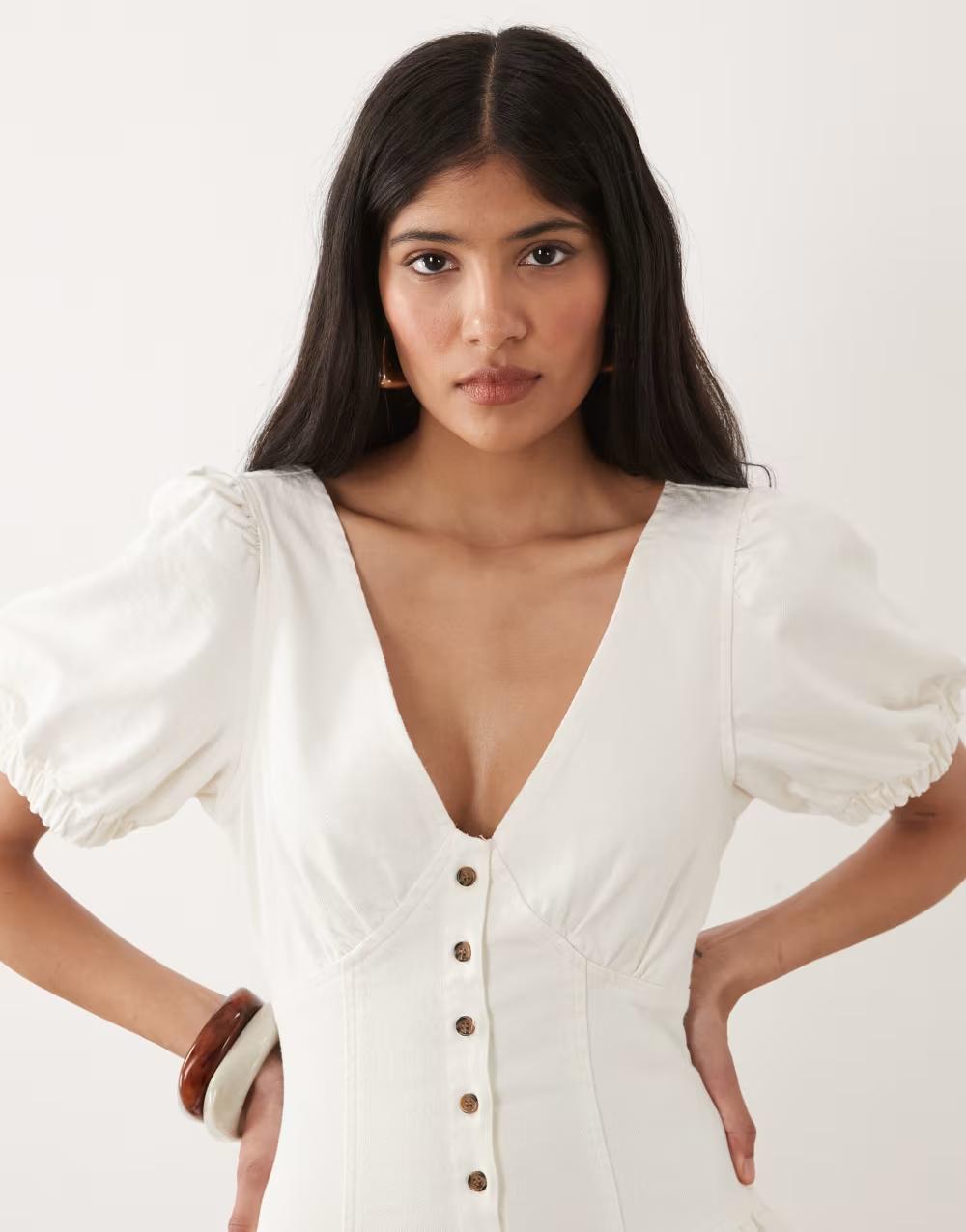 kremowa mini sukienka jeans guziki v-neck