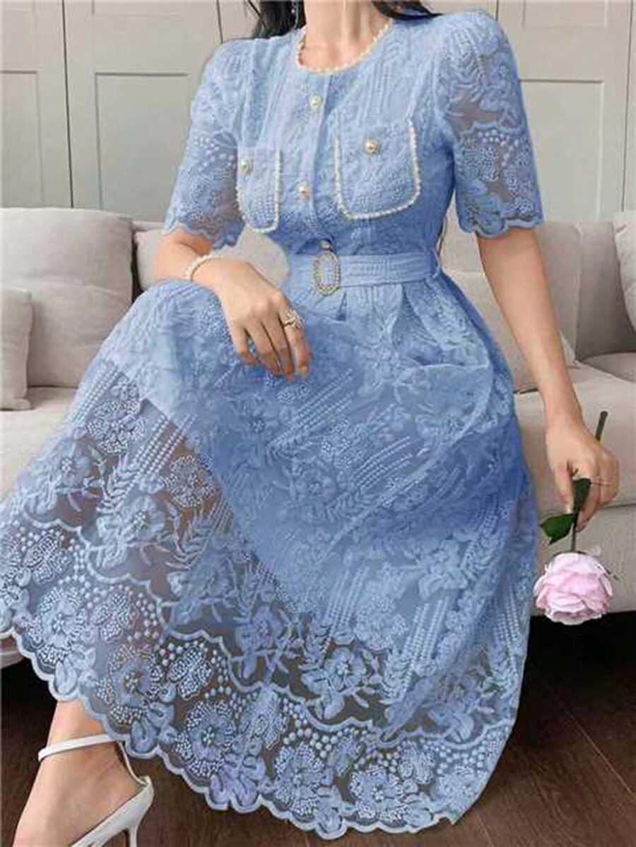 niebieska koronkowa sukienka 