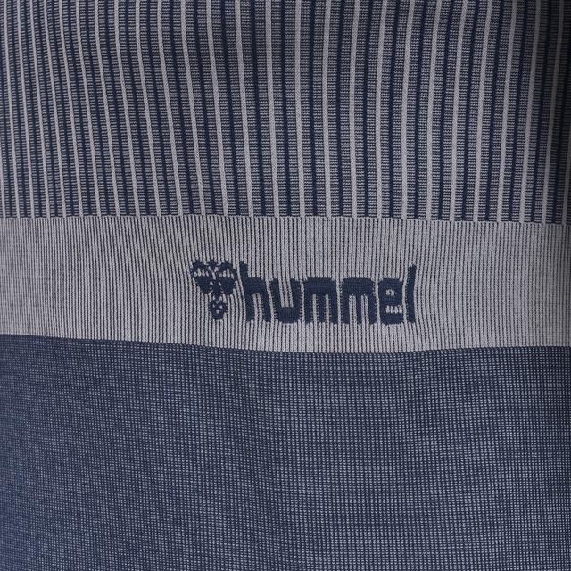 niebieska bezszwowa koszulka paski kontrast logo
