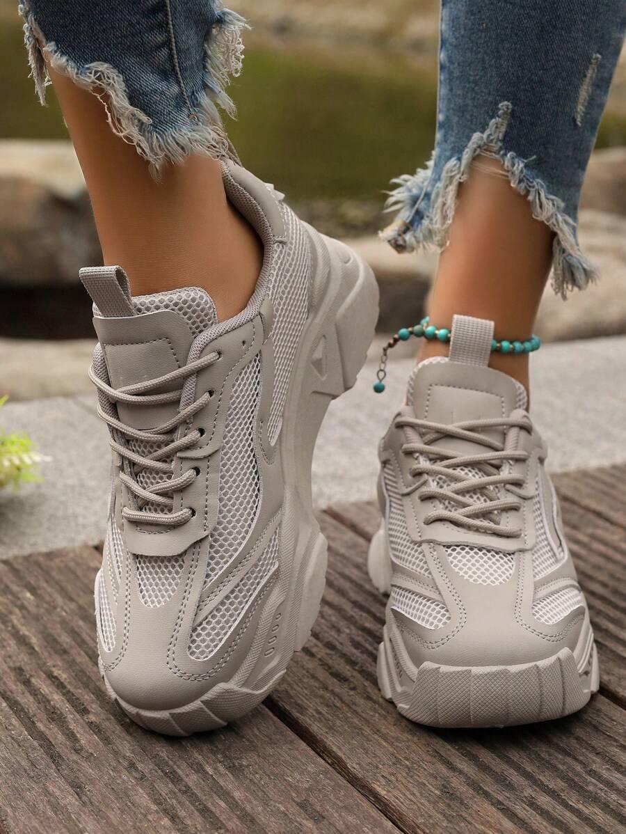 szare sznurowane buty sportowe