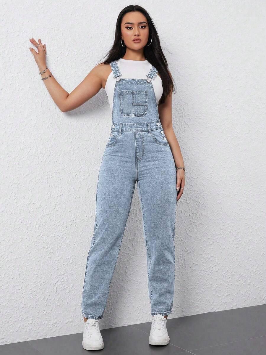 niebieski kombinezon ogrodniczki jeans