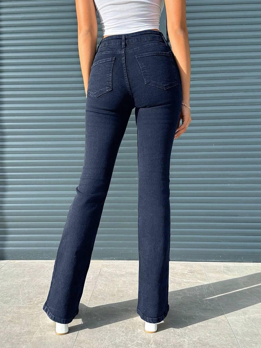 niebieskie spodnie jeans