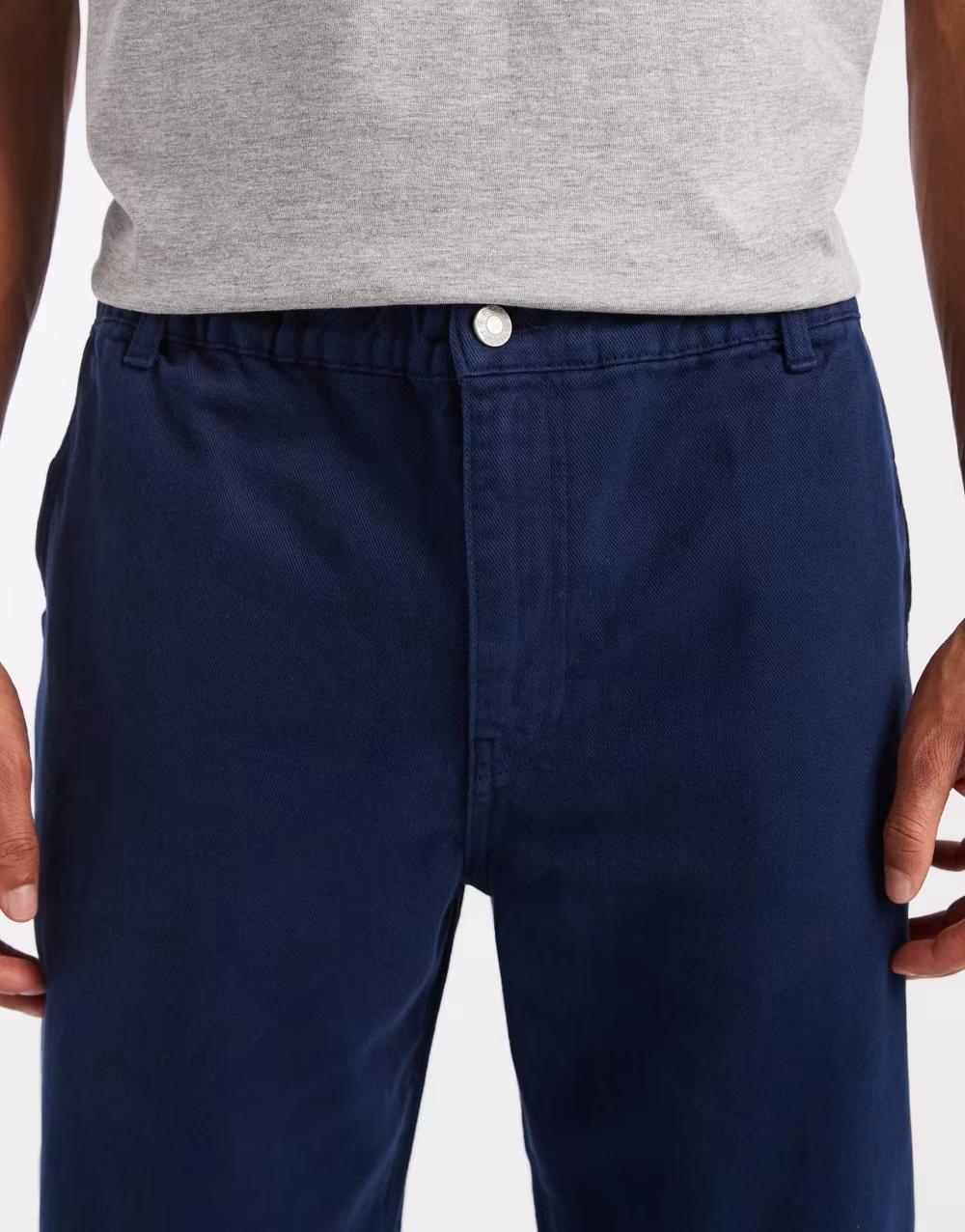 granatowe spodnie jeans
