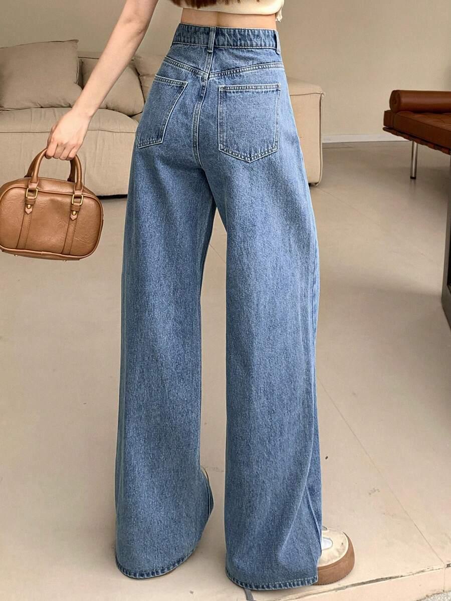 niebieskie spodnie jeans
