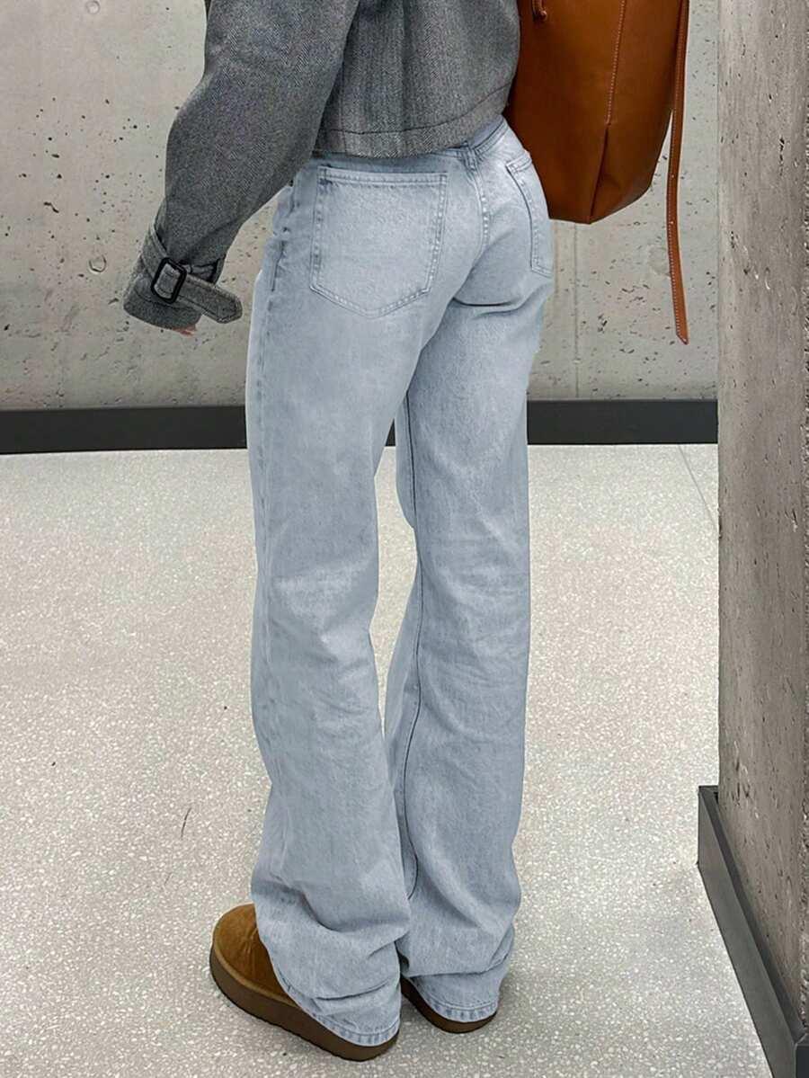 niebieskie spodnie jeans