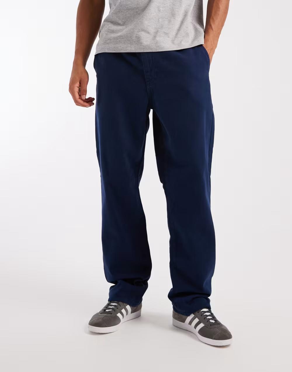 granatowe spodnie jeans