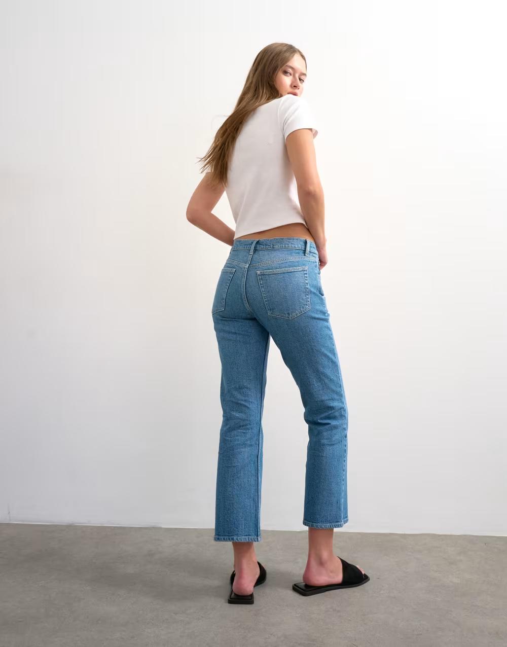 niebieskie spodnie jeans kieszenie