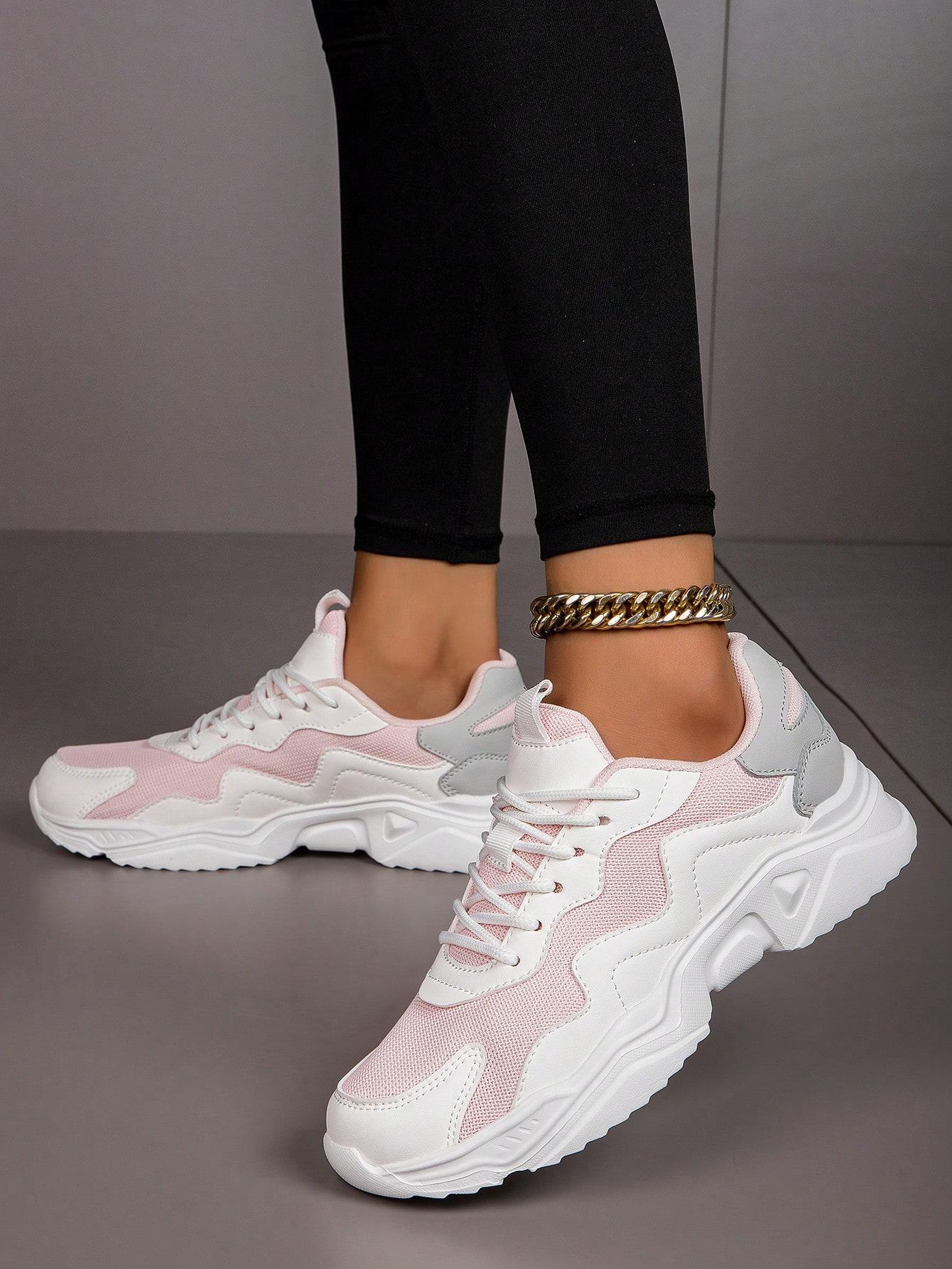 sznurowane buty sportowe