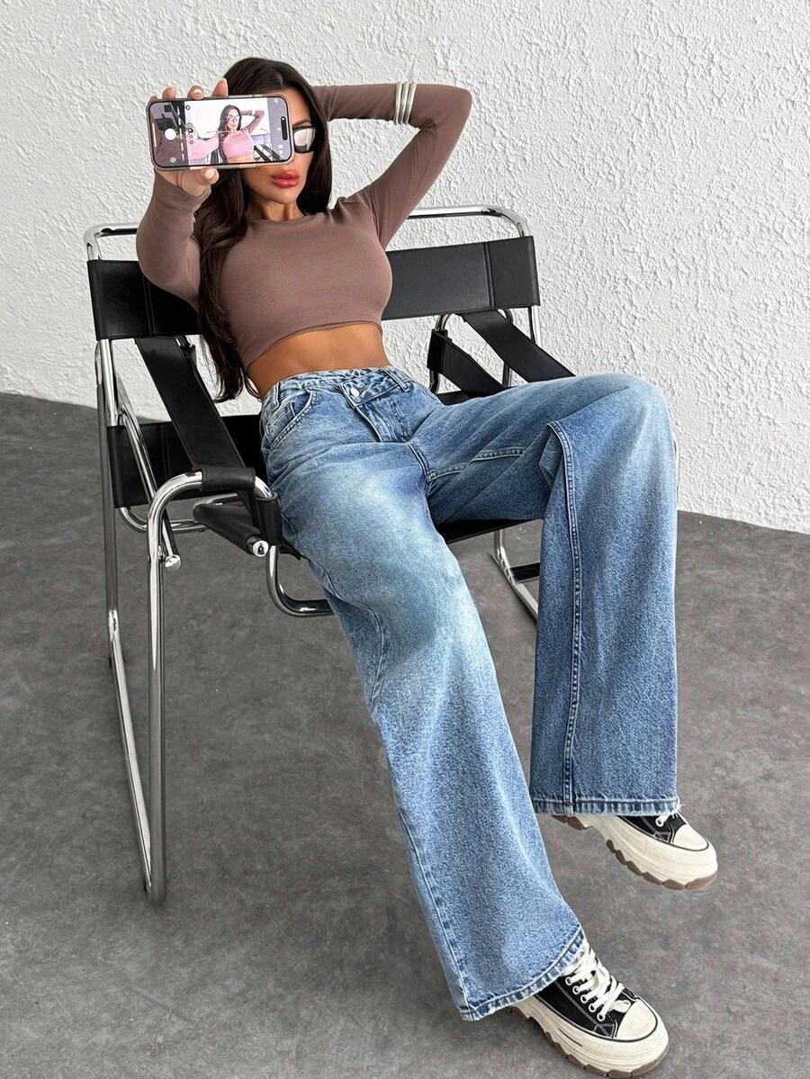 niebieskie spodnie jeans