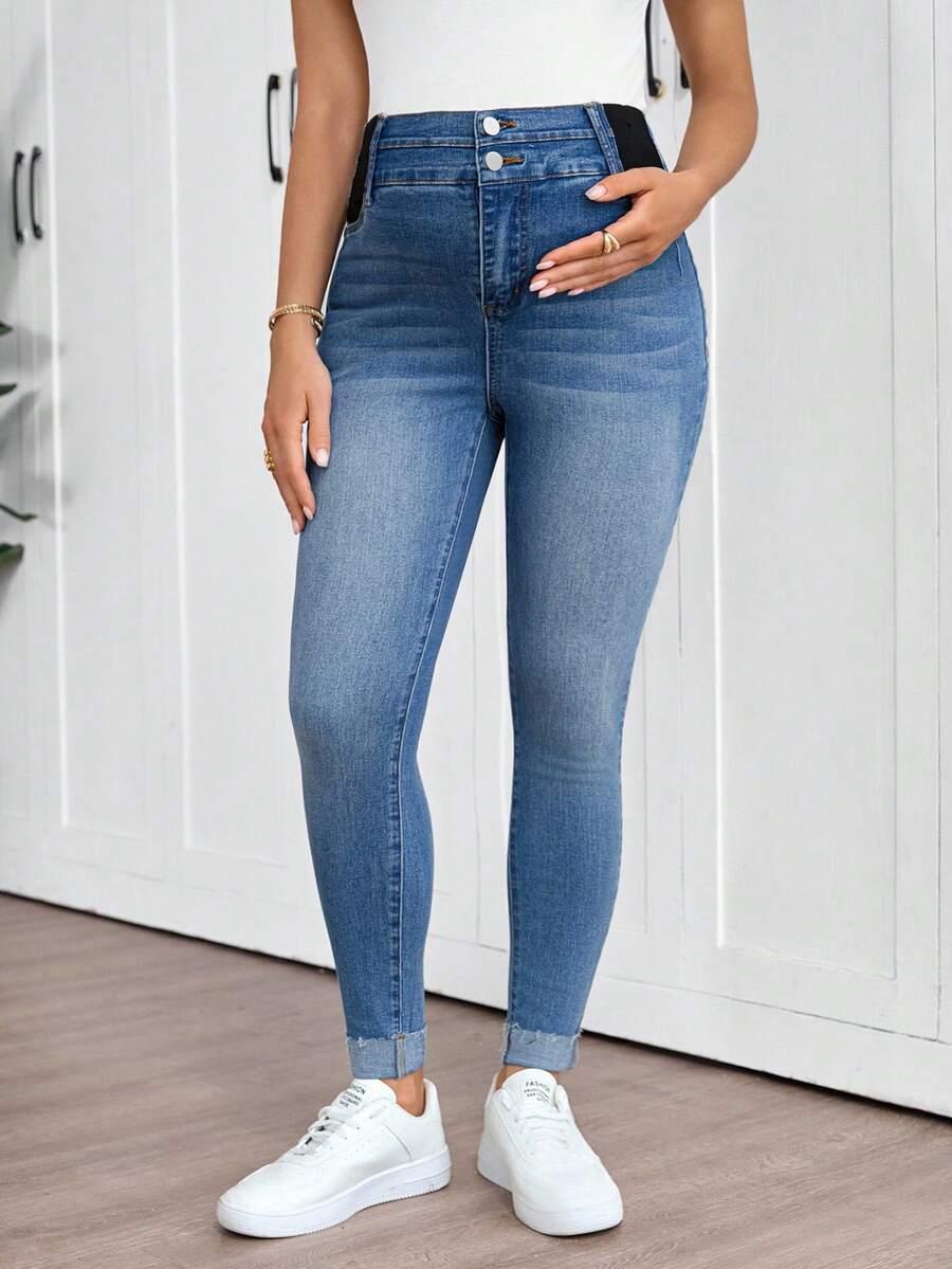 niebieskie spodnie jeans