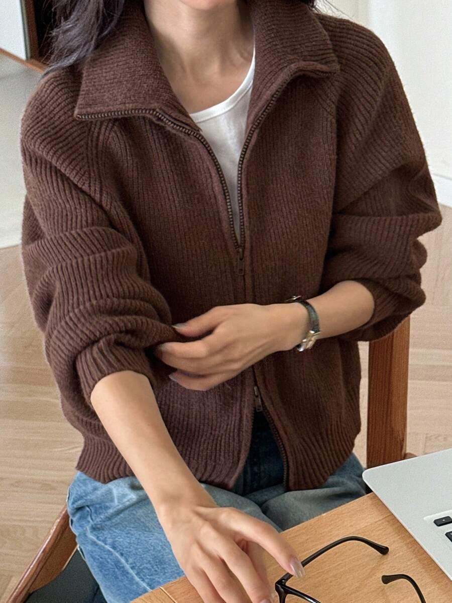 brązowy sweter zamek