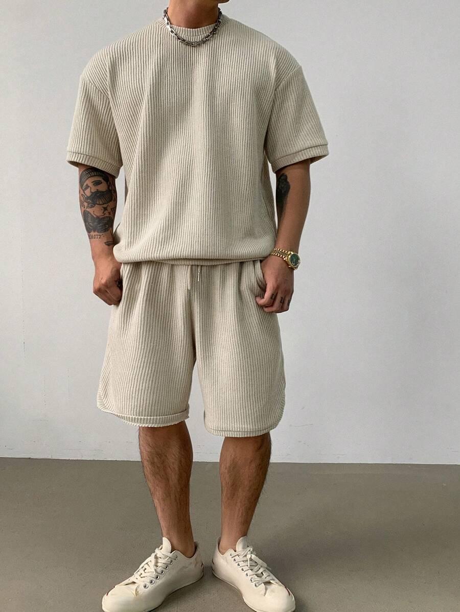 beżowy komplet t-shirt spodenki