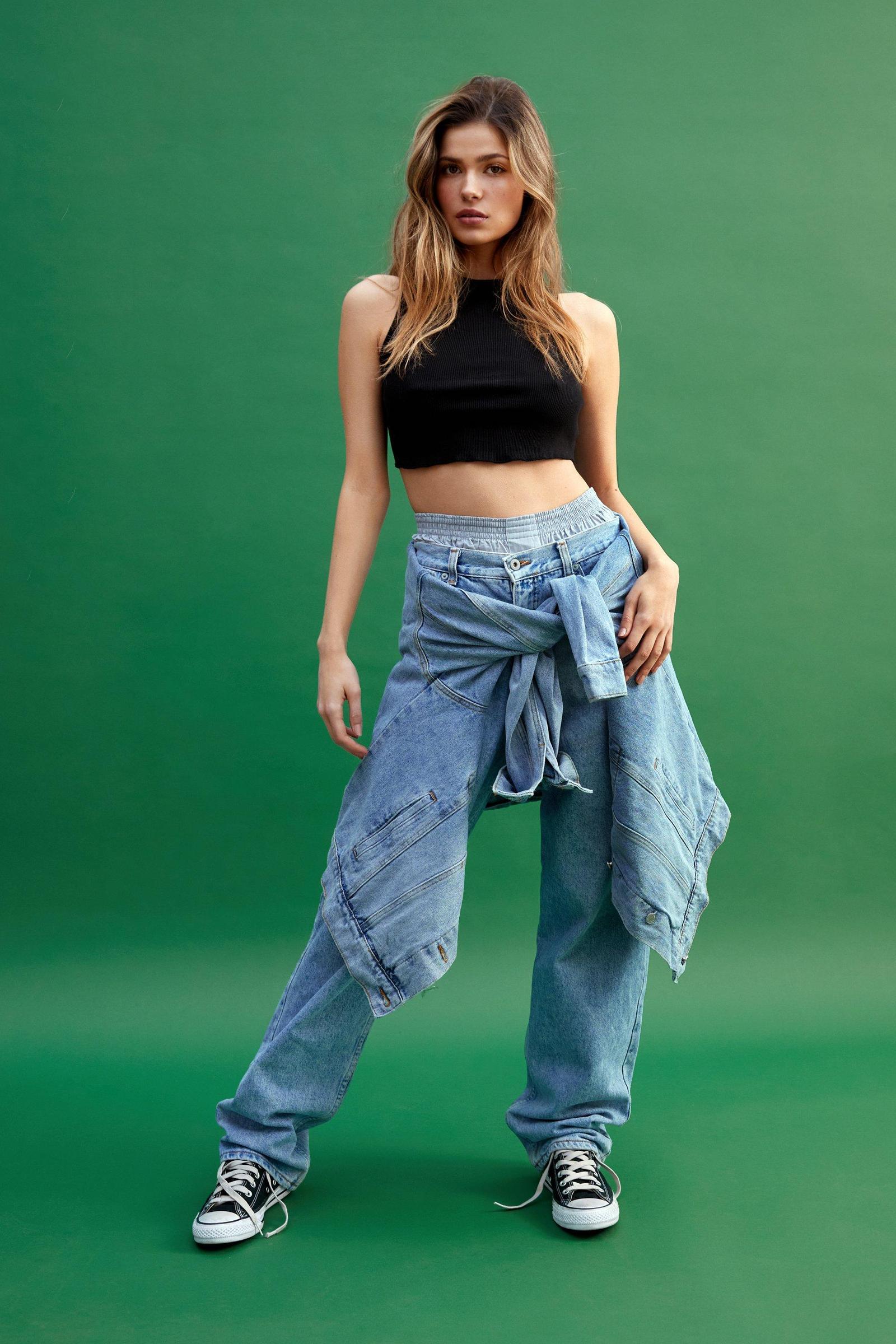CZARNY CROP TOP PRĄŻKI