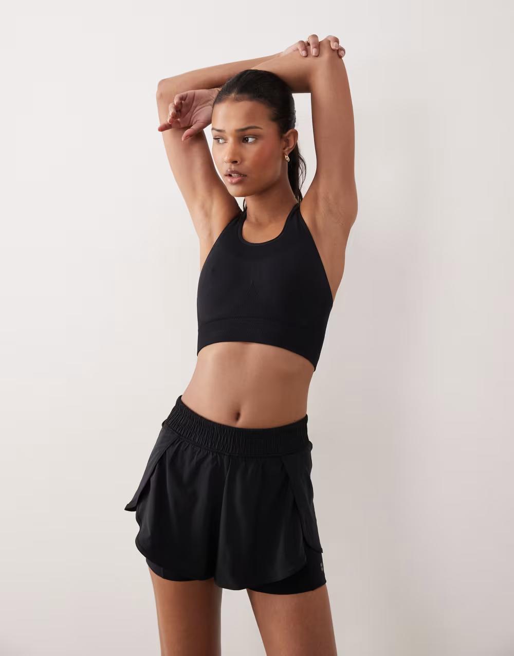 czarny sportowy top