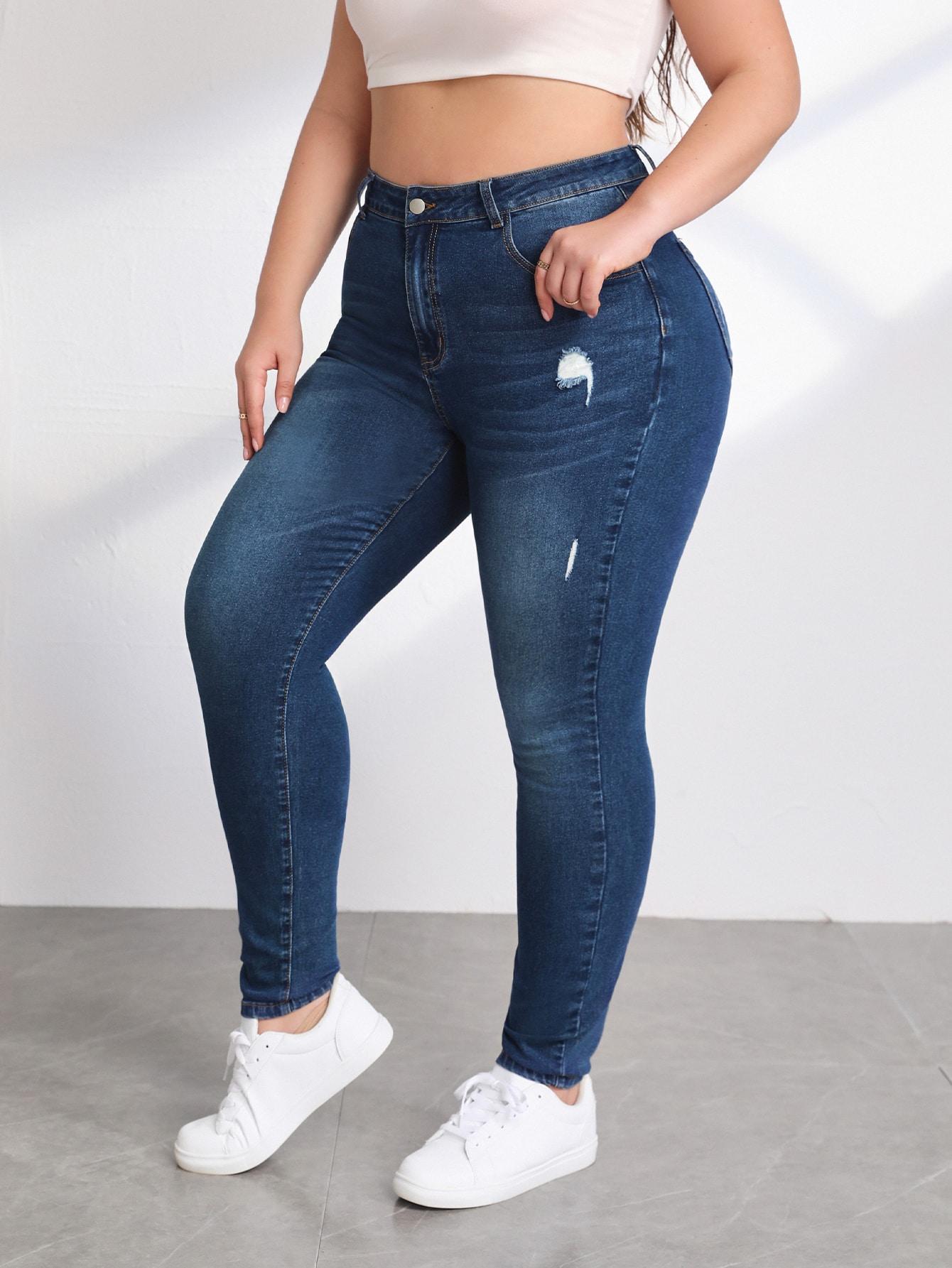niebieskie spodnie jeans rurki 