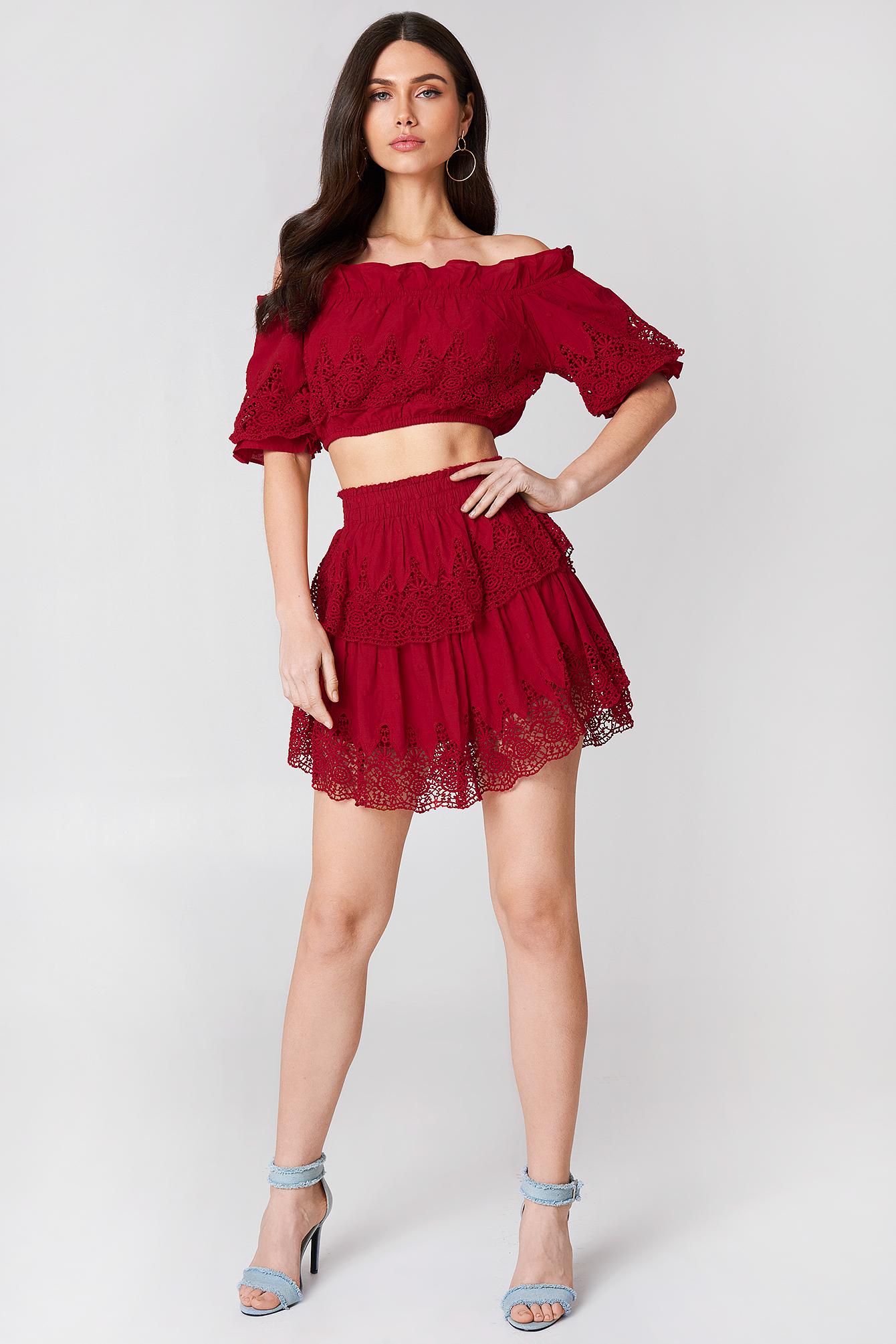 czerwony crop top haft