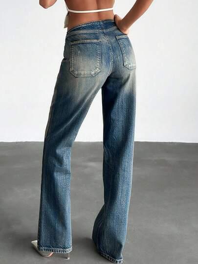 niebieskie spodnie jeans