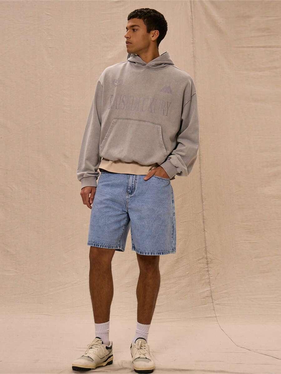niebieskie spodenki jeans