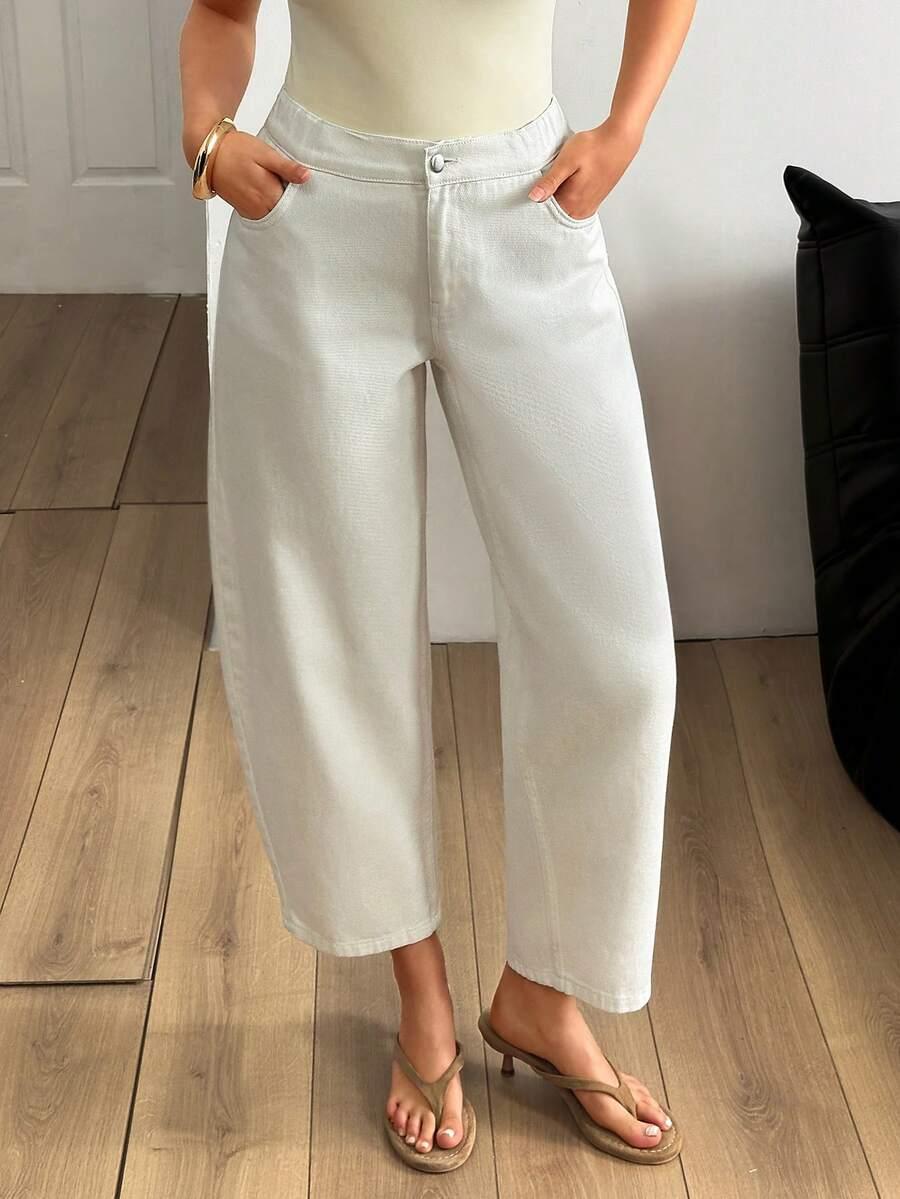 białe luźne spodnie jeans
