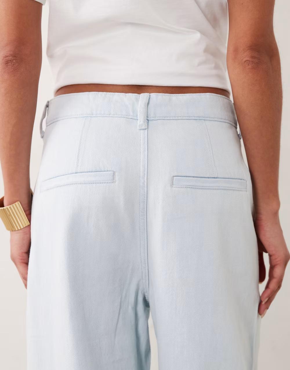 niebieskie spodnie jeans kieszenie