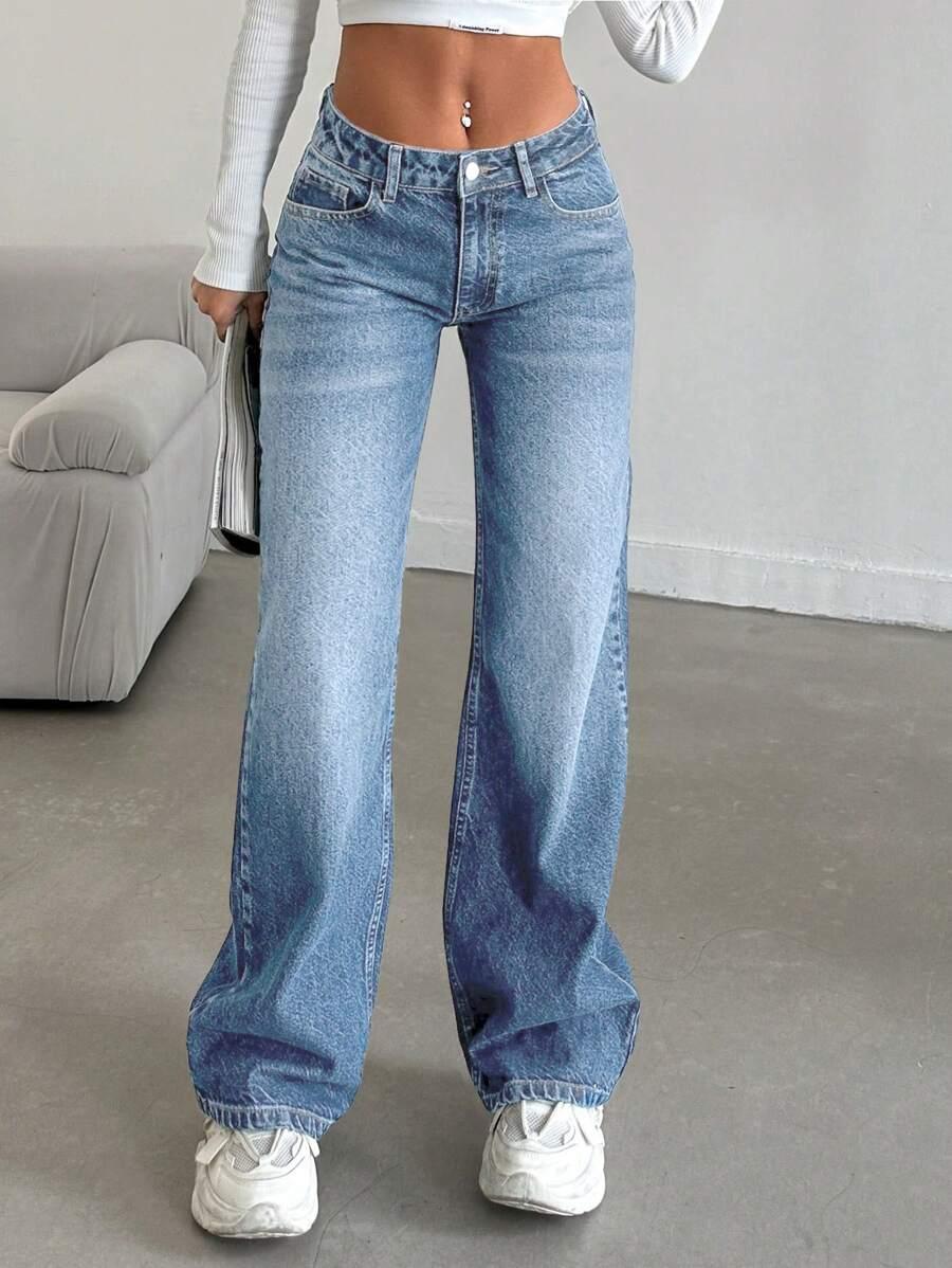 niebieskie spodnie jeans