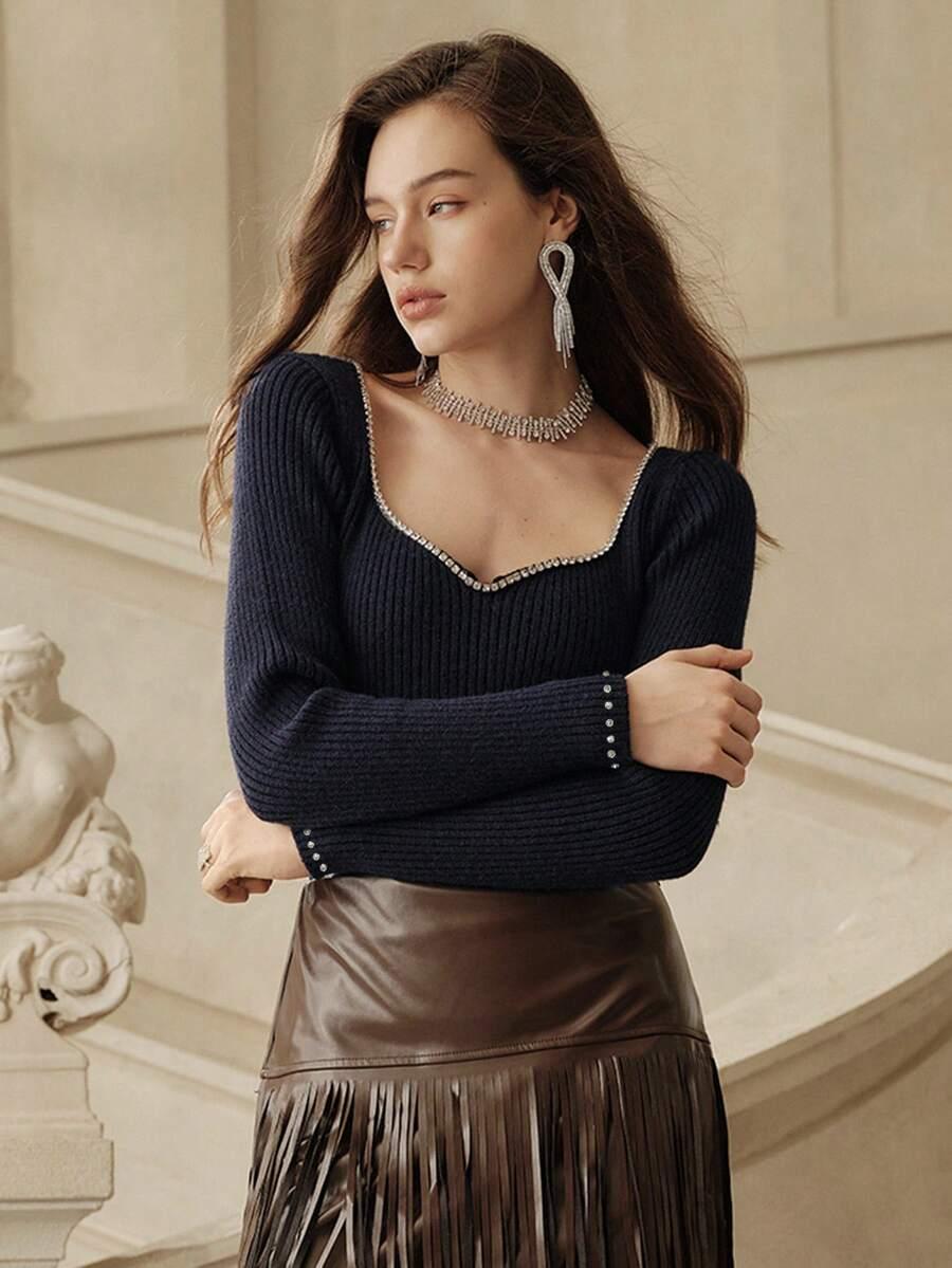 granatowy sweter zdobienie