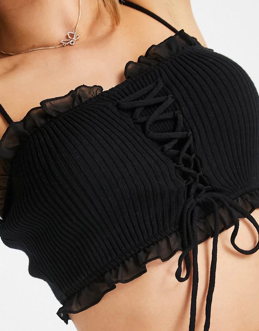 czarny crop top na ramiączkach w prążki falbana